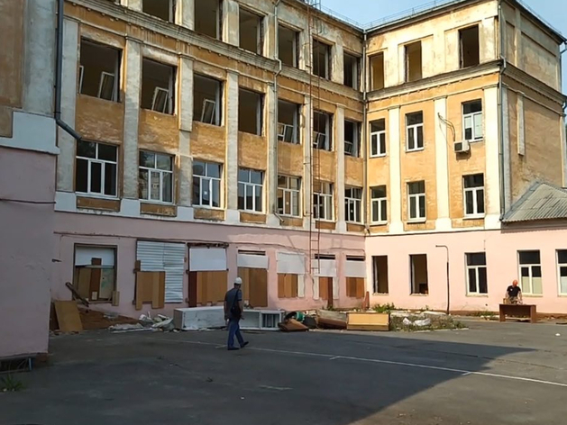 В центре Тюмени начали сносить здание коррекционной школы