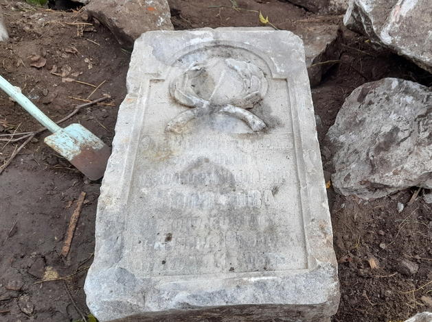 После сноса коррекционной школы в Тюмени обнаружены старинные надгробия