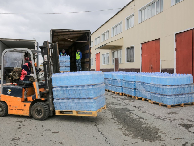 Тюменские власти отправили в Оренбург 17 тысяч литров питьевой воды