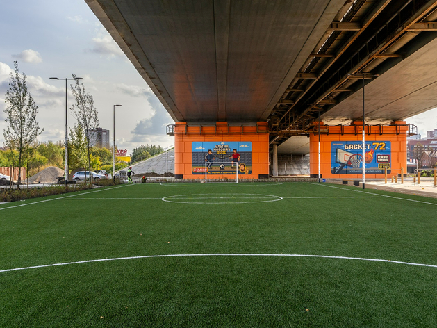 Под мостом на Профсоюзной появится футбольное поле с баскетбольной площадкой