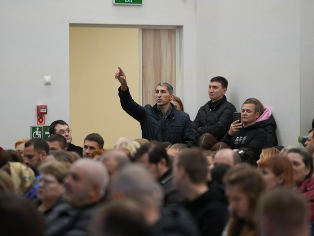 Жители Зареки не смогли отбиться от прокладки теплотрассы рядом с домами