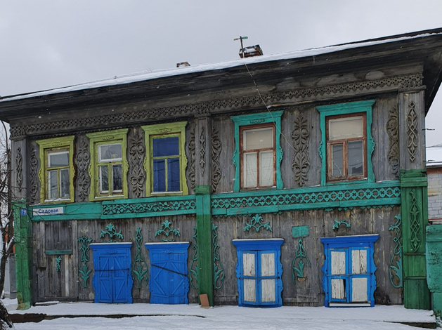 Владельца старинного дома с затейливой резьбой обязали его отреставрировать