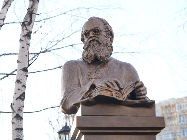 В Тюмени установили памятник репрессированному хирургу и священнику