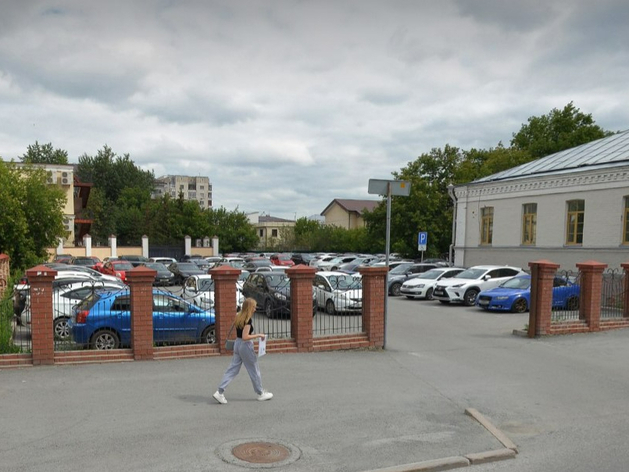 В центре Тюмени на месте парковки появится новая зеленая зона В центре Тюмени на месте парковки появится новая зеленая зона
