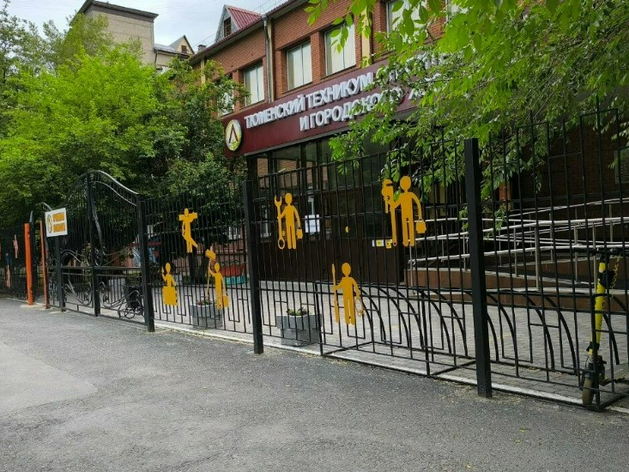 В тюменском колледже возникла давка из-за рекордного числа набранных студентов В тюменском колледже возникла давка из-за рекордного числа набранных студентов